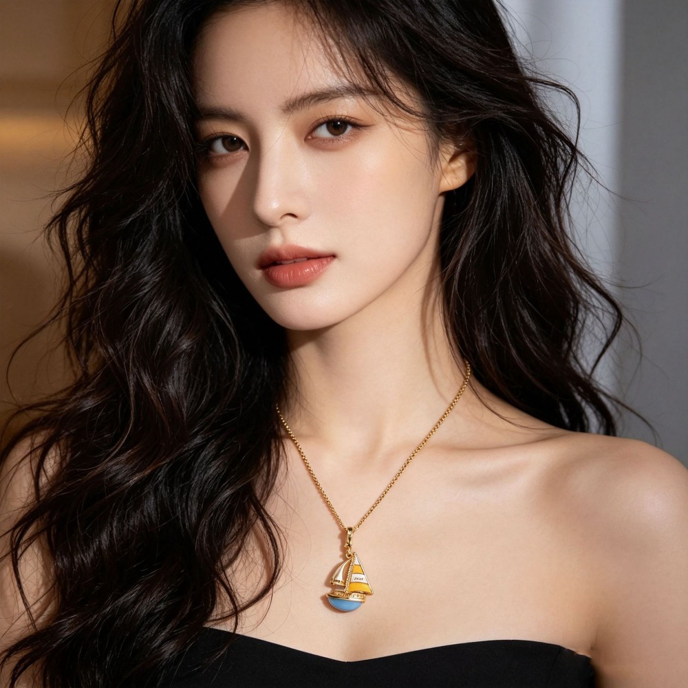 Initial Letter Necklace 18K Gold - 上品なエナメル加工のブルーの帆船ペンダントネックレス。イニシャルチャーム付き。長めのチェーンで、セーターに合わせやすい。ファッションアクセサリーとして、クリスマスギフトにも最適。女性向け。
