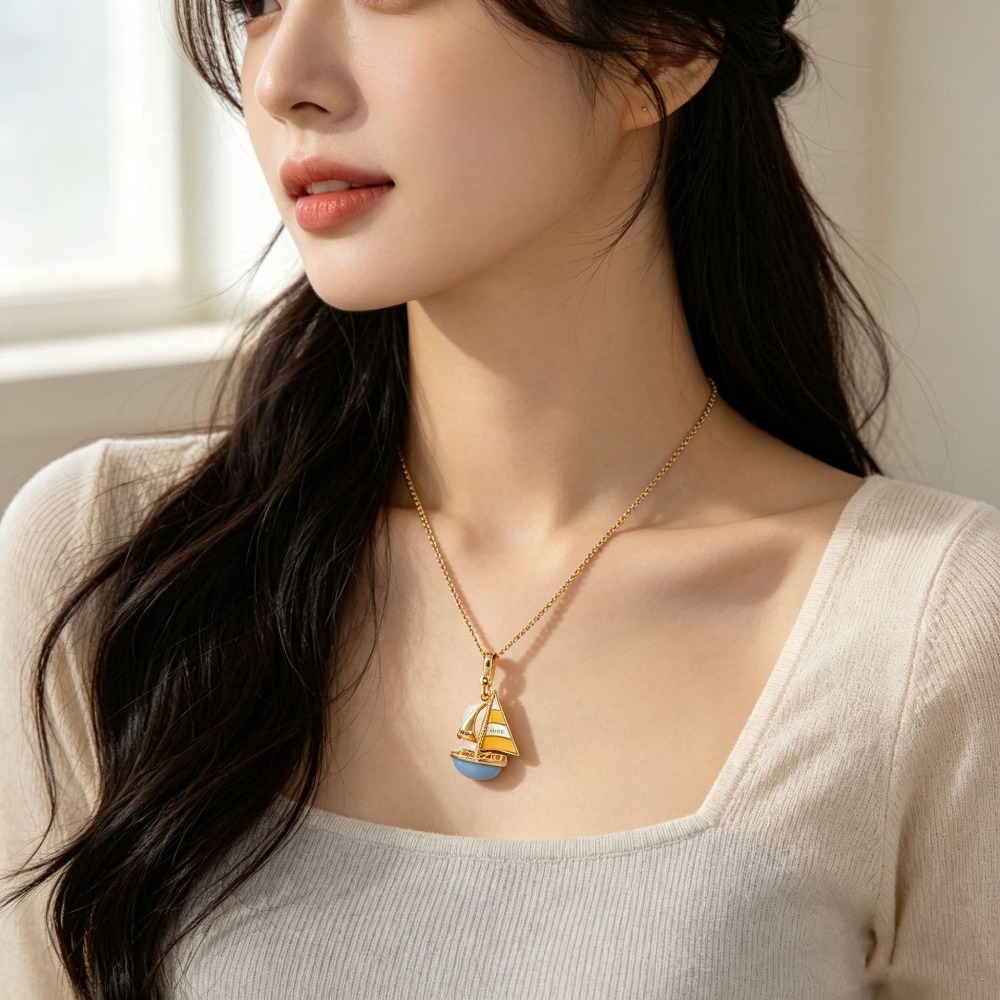 上品なエナメル加工のブルーの帆船ペンダントネックレス。イニシ - Initial Letter Necklace 18K Gold のレビューと価格